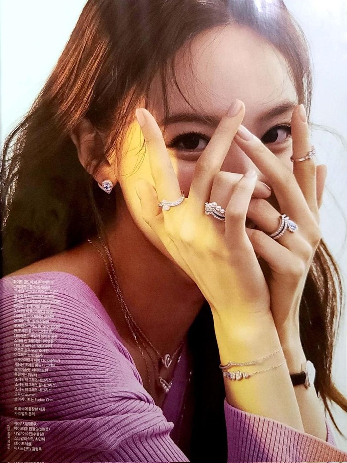 Sebagai seorang Face of The Group, Nayeon dipercaya untuk merepresentasikan gaya dari TWICE. Karakternya yang cheerful, lovely, dan bright, diyakini yang paling mewakili konsep TWICE sejak debut./ Foto: HARPER's BAZAAR Korea.