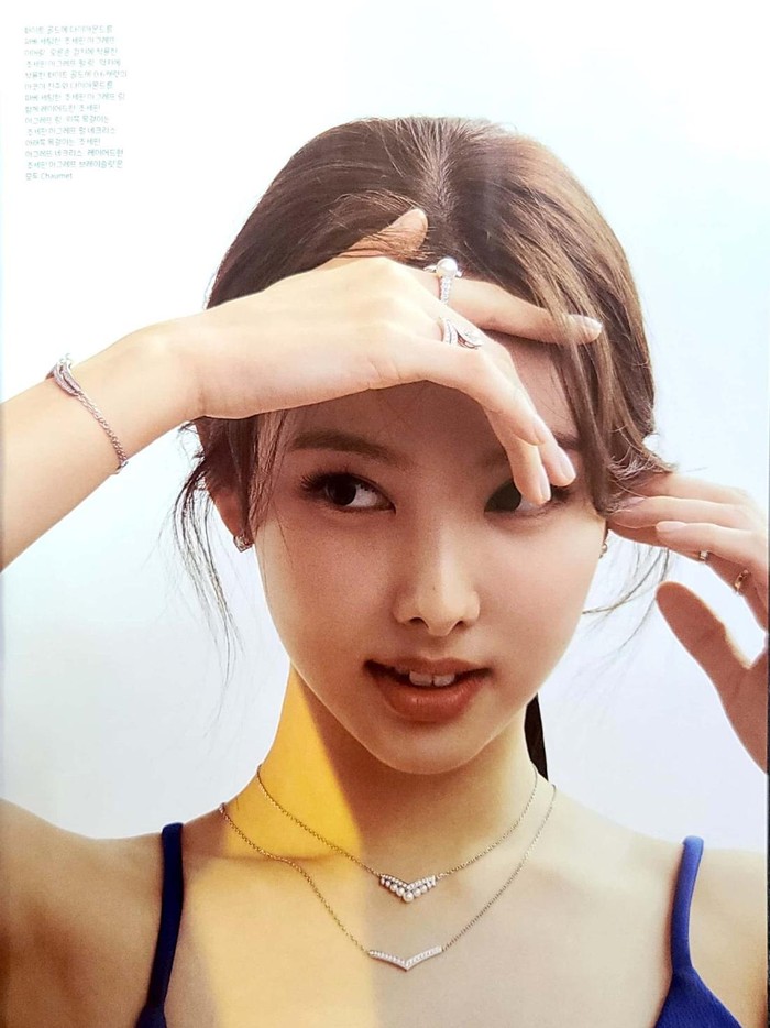 Semakin dewasa dan telah memasuki 7 tahun debut, Nayeon perlahan menunjukan sisi lain dirinya. Bersama Harper's Bazaar Nayeon menunjukannya kali ini./ Foto: Harper's Bazaar