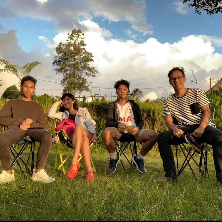 <p>Keluarga kecil mereka juga sering menghabiskan waktu bersama dengan bersantai di alam bebas. Seperti ketika menikmati senja di sore hari. (Foto: Instagram @sophienavita)</p>