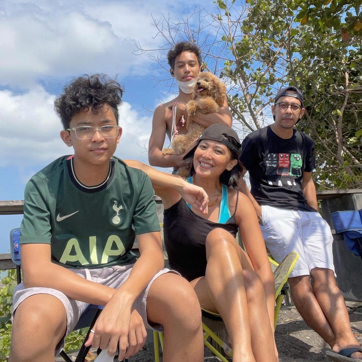 <p>Kedua putra Sophie Navita tumbuh menjadi dua remaja yang tampan, nih. Mereka mewarisi ketampanan dari sang Ayah yang berdarah Pontianak. (Foto: Instagram @sophienavita)</p>