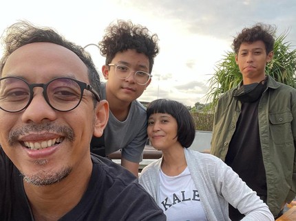 7 Potret Keluarga Sophie Navita & Pongki di Bali, Sudah Nikah 19 Tahun Bun