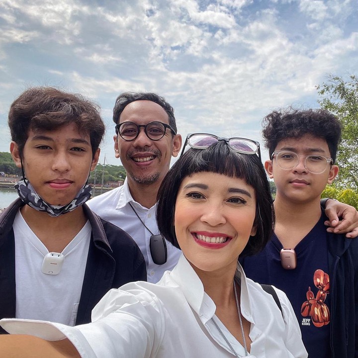 <p>Meski sudah 19 tahun menikah, romansa cinta Sophie Navita dan Pongki juga begitu terasa. Keduanya kerap <em>quality time</em>. Kita doakan semoga keluarga Sophie Navita dan Pongki bahagia selalu ya, Bunda. (Foto: Instagram @sophienavita)</p>