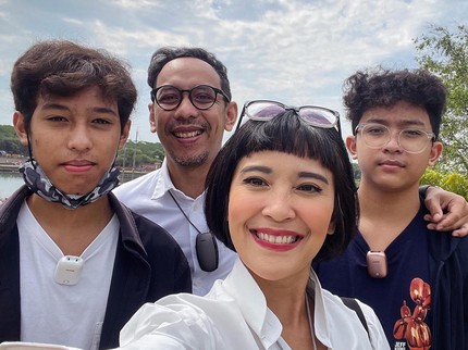 7 Potret Keluarga Sophie Navita & Pongki Sudah 19 Tahun Nikah, Kini Tinggal di Bali