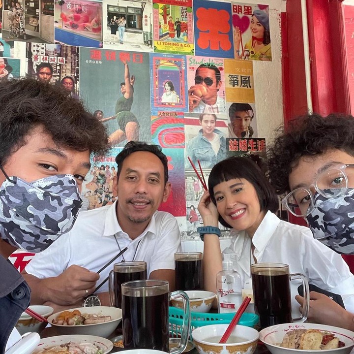 <p>Selain menikmati suasana alam, Sophie Navita dan Pongki Barata juga sering mengajak kedua putra mereka melakukan quality time dengan pergi makan di luar rumah. (Foto: Instagram @sophienavita)</p>