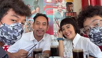 <p>Tak hanya menikmati suasana alam di Bali, Sophie Navita dan Pongki juga sering mengajak kedua putranya menghabiskan waktu saat <em>weekend,</em> mulai dari hal paling sederhana seperti makan bersama. (Foto: Instagram @sophienavita)</p>