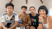 <p>Kedua putra Sophie dan Pongki sudah beranjak remaja, nih. Rangga menginjak usia 18 tahun. Sedangkan adiknya, Radya sudah berusia 14 tahun. (Foto: Instagram @sophienavita)</p>