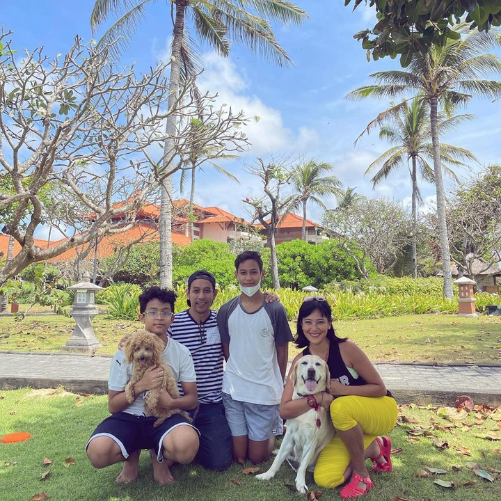 <p>Sejak menetap di Bali, Sophie Navita kerap memperlihatkan kehangatan keluarga mereka. Sophie, Pongki, dan kedua putranya sangat menikmati suasana Pulau Dewata. (Foto: Instagram @sophienavita)</p>