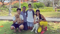 <p>Sejak menetap di Bali, Sophie Navita kerap memperlihatkan kehangatan keluarga mereka. Sophie, Pongki, dan kedua putranya sangat menikmati suasana Pulau Dewata. (Foto: Instagram @sophienavita)</p>