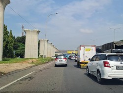 Tol Japek KM 8 Jatibening Bekasi ke Arah Jakarta Macet 2 Kilometer