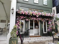 Makan Beefsteak yang Juicy Sambil Nikmati Taman di The Manor Cafe