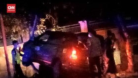 VIDEO: Mobil Yang Ditumpangi Personel D'Masiv Tabrak Pohon
