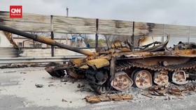 VIDEO: Bangkai Tank dan Kendaraan Tempur Bertebaran di Dekat Kota Kyiv