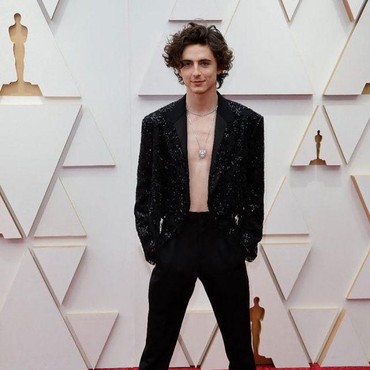 Bikin Pangling, Timothee Chalamet Tampil dengan Kepala Plontos