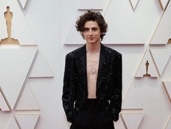 Bikin Pangling, Timothee Chalamet Tampil dengan Kepala Plontos