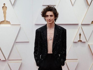 img-title Bikin Pangling, Timothee Chalamet Tampil dengan Kepala Plontos