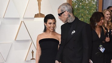 img-title Kourtney Kardashian Resmi Menikah dengan Travis Barker di Las Vegas