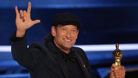 Troy Kotsur Jadi Aktor Pria Tuli Pertama Menang Oscar