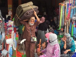 Emak-emak di Polman Berdesakan Berebut Barang Diskon Toserba Jelang Ramadan