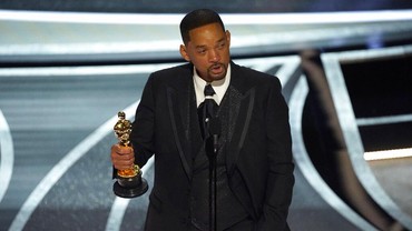img-title Will Smith Minta Maaf Usai Tampar Chris Rock di Panggung Oscar 2022
