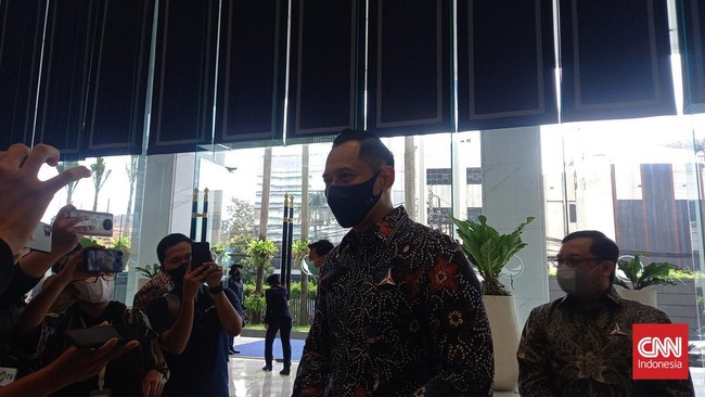 Ada perbedaan sikap yang jelas terlihat dari Surya Paloh ketika dikunjungi Ketum Demokrat Agus Harimurti Yudhoyono dan ketum Golkar Airlangga Hartarto.