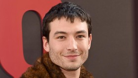 Ezra Miller Akui Tak Bersalah atas Tuduhan Pencurian Alkohol