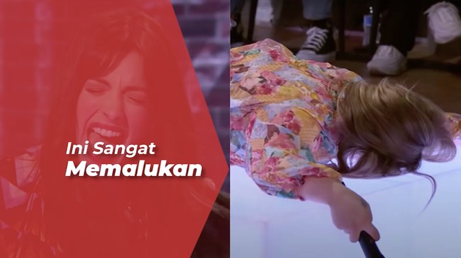 Gagal Tebak Lagu Sendiri, Kelly Clarkson Dibuat Malu Anne Hathaway
