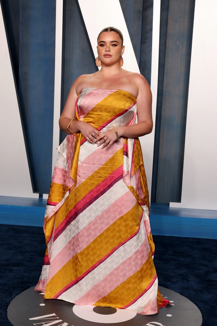 Barbie Ferreira memesona publik dengan gaun strapless yang bold. Aktris yang dikenal atas perannya di serial Euphoria ini memercayakan gaya glamor nan cantiknya ini pada Fendi. Foto: Courtesy of Fendi
