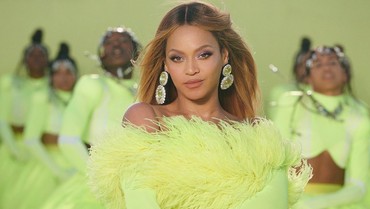 img-title Pakai Gaun Transparan dan Perut Membuncit, Beyonce Hamil Lagi?