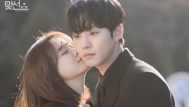 Episode 9 Business Proposal mencapai rekor rating terbaru hingga 11,6 persen ketika Shin Ha-ri dan Kang Tae-moo resmi pacaran.