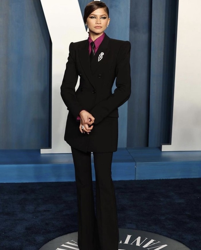 Dua outfit dalam satu malam, Zendaya suguhkan gaya berimpresi kontras. Setelah tampil feminin di red carpet, kini ia suit up mengenakan tuxedo dari Sportmax. Foto: instagram.com/luxurylaw