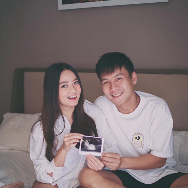 <p>Fendy Chow membagikan potretnya bersama sang istri sambil memegang foto USG. "Doain lancar yah semuanya," tulis Fendy di akun Instagram miliknya. (Foto: Instagram @fendychow)</p>