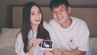 <p>Fendy Chow membagikan potretnya bersama sang istri sambil memegang foto USG. "Doain lancar yah semuanya," tulis Fendy di akun Instagram miliknya. (Foto: Instagram @fendychow)</p>