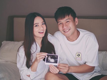 7 Potret Mesra Fendy Chow & Istri, Umumkan Kehamilan Setelah 5 Tahun Nikah