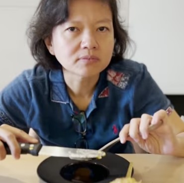 Reaksi Sang Crazy Rich Glodok Makan Serpihan Emas di Burger Rp2,5 Juta