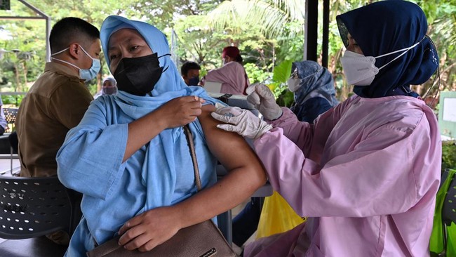 Pemerintah mulai melonggarkan sejumlah aktivitas di tengah penurunan kasus covid-19 dalam beberapa waktu terakhir. Masyarakat diminta tetap taat prokes.