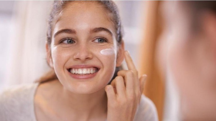 Skin barrier menjadi faktor penting agar kulit tetap sehat dan glowing. Untuk itu, penting pilih skincare yang tepat agar skin barrier tidak rusak.