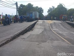 Truk Gandeng Diduga Penyebab Amblesnya Jembatan Balun Lamongan