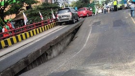 Jembatan Balun Penghubung Surabaya-Tuban di Lamongan Ambles