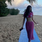 Jadi Tren Lagi, Padu Padan Outfit Low Rise Skirt Kini Nggak Melulu Pamer Perut Rata