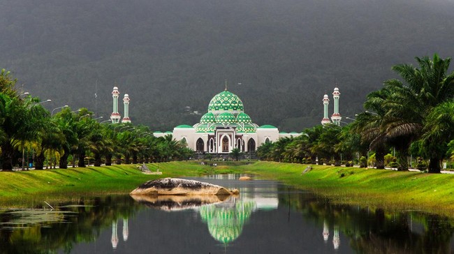 Replika Taj Mahal versi Indonesia yang dapat dijumpai masyarakat melalui kunjungan ke Masjid Agung Natuna.
