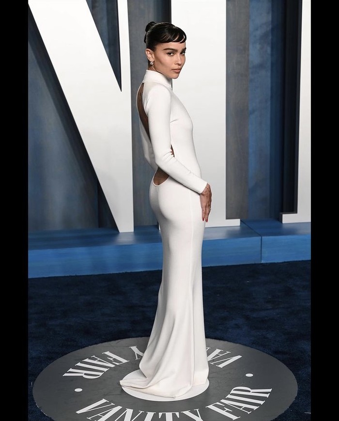 Melangkah ke Oscar Party, Zoë Kravitz kembali curi perhatian dengan gaun backless putih dari Saint Laurent. /Foto: instagram.com/andrewmukamal