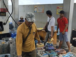 Solar Langka, Nelayan di Jember Harus Antre Berjam-jam di SPBU
