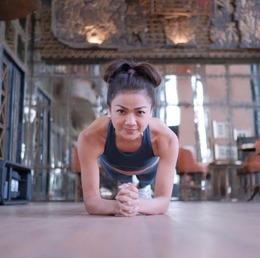 Nirina Zubir Alami Cedera Bahu Usai Jatuh Saat Bersepeda