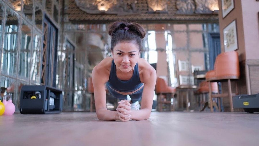 Nirina Zubir Alami Cedera Bahu Usai Jatuh Saat Bersepeda