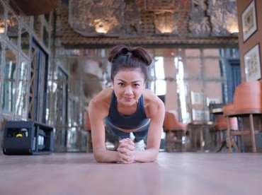 Nirina Zubir Alami Cedera Bahu Usai Jatuh Saat Bersepeda
