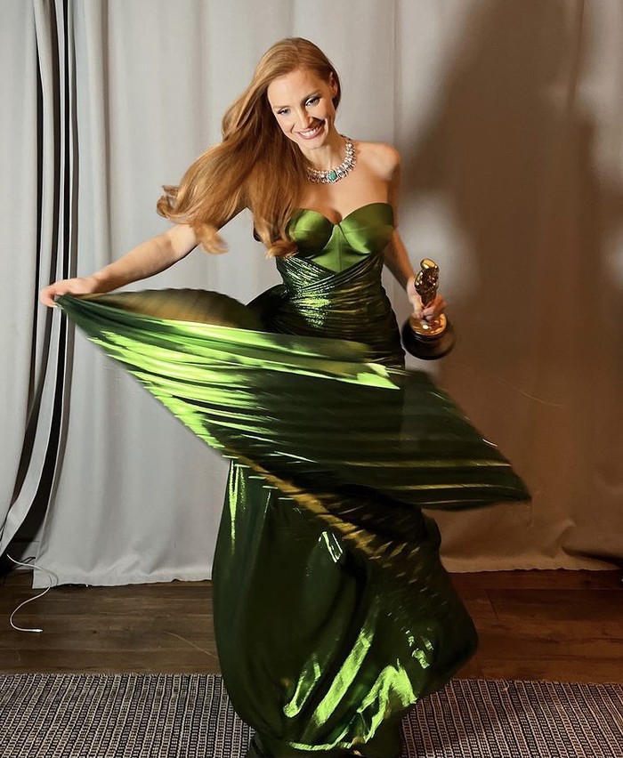 Obsessed with the flowy dress! Jessica Chastain berpose dalam gaun Gucci hijau metalik sambil memegang piala Oscar miliknya untuk kategori Best Actress. Foto: instagram.com/elizabethstewart1