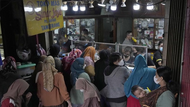 Ekonom memperkirakan perekonomian Indonesia bisa tetap tumbuh di tahun depan, tetapi tak secerah yang diharapkan.