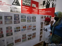 Melihat Prangko Bersejarah Seharga Miliaran Rupiah di Bandung