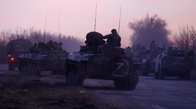 Batalion Azov Ukraina Bombardir Konvoi Militer Rusia di Mariupol