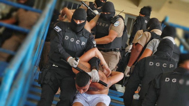 El Salvador menetapkan status darurat karena pembunuhan antar-geng meningkat. Pada akhir pekan lalu saja, 62 orang tewas dalam sehari karena perang geng.